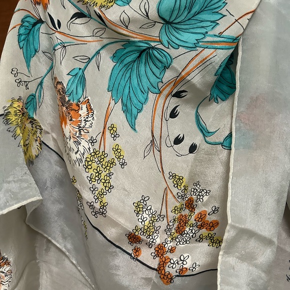 VTG Stunning Hand rolled Silk Scarf with flowers. Unbranded,dove gray background - Picture 5 of 9